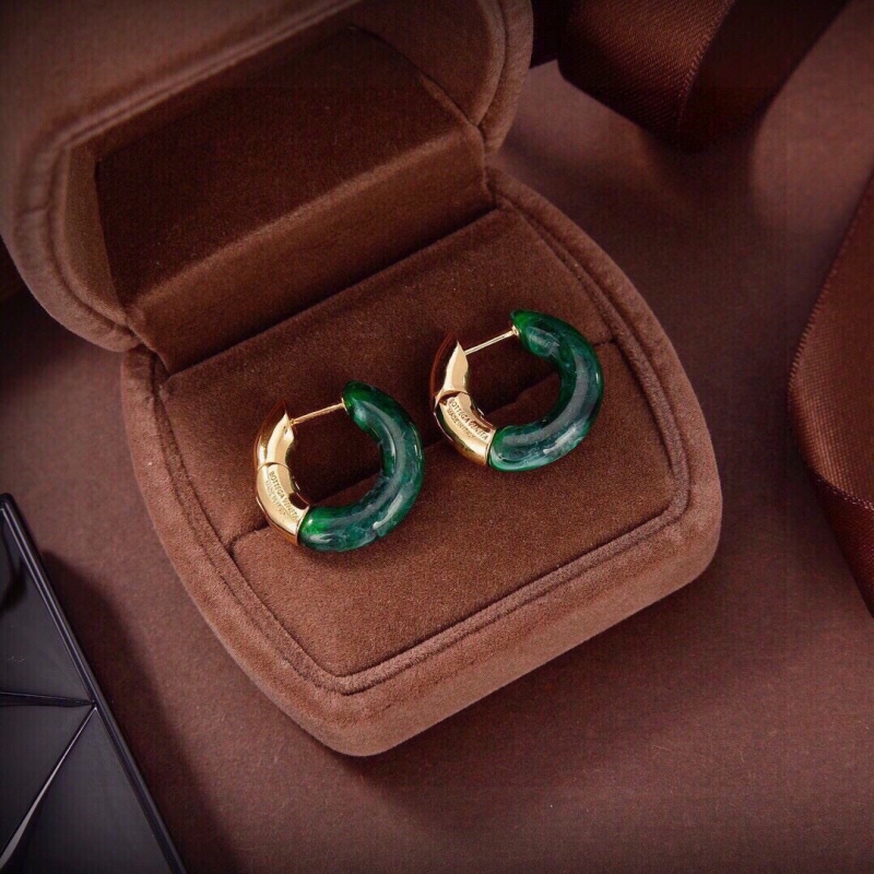 H**me5 earrings